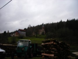 L'église catholique Saint-Jacques domine le centre du village de Mouterhouse depuis les hauteurs du Langenberg. Elle fait face à l'église protestante, érigée sur la colline du Hirtenberg.