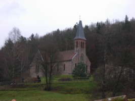 Posée sur la colline du Langenberg, l'église Saint-Jacques domine le village et le grand étang de Mouterhouse.