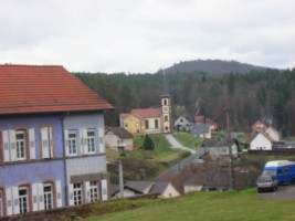 L'église protestante de Mouterhouse depuis les hauteurs du Langenberg.