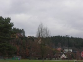 L'église protestante de Mouterhouse depuis le centre du village, à l'extrémité du grand étang.