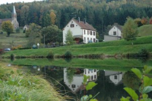 L'église Saint-Jacques-le-Majeur domine le village de Mouterhouse et le grand étang depuis les hauteurs du Langenberg.