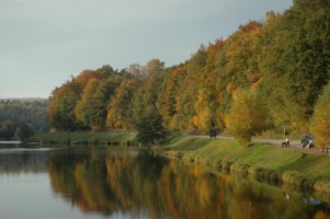 Le grand étang en automne et la route menant à Lemberg, Althorn et Goetzenbruck.