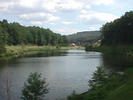 Le grand étang de Mouterhouse est long de plus d'un kilomètre.