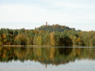 L'étang de Hanau et la tour du château de Waldeck.