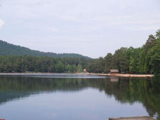 Le touristique étang de Hanau et la plage aménagée sur ses rives.