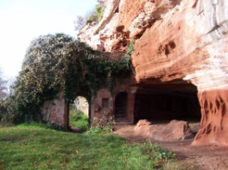 L'entrée du château et la salle troglodytique.