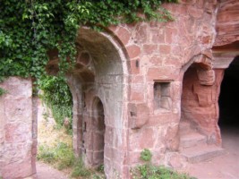 Les portes d'accès en grès rose.