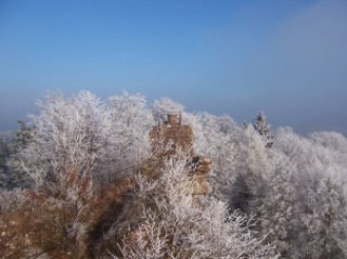 Le sommet des ruines dans le givre matinal.