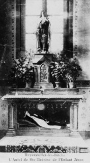 Un autel latéral était dédié à sainte Thérèse de l'Enfant-Jésus dans l'ancienne église Saint-Bernard de Reyersviller, détruite durant la seconde guerre mondiale.