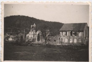 L'église et le presbytère en ruines.