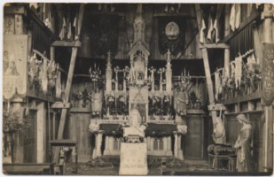 Le maître-autel néogothique est replacé dans l'église-baraque entre 1945 et 1959.