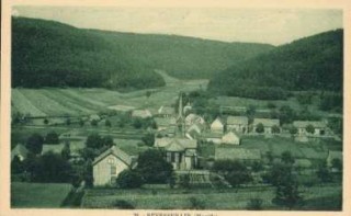 Au premier plan, le presbytère et le chevet de l'ancienne église.