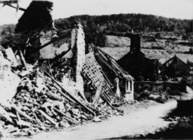 Le village et l'église Saint-Bernard en 1945 (d'après un album de M. Pierron, " Arrondissement de Sarreguemines. Secteur de reconstruction ").