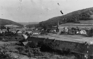 Le village et l'ancienne église Saint-Bernard.