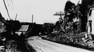 Une rue du village bombardé en 1945 (d'après un album de M. Pierron, " Arrondissement de Sarreguemines. Secteur de reconstruction ").