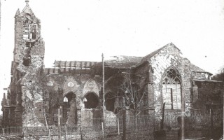Le côté ouest de l'église en ruines en 1945.