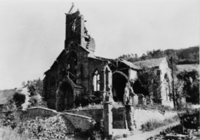 L'église en ruines en 1945 (d'après un album de M. Pierron, " Arrondissement de Sarreguemines. Secteur de reconstruction ").