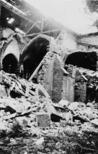 Vue intérieure de l'église en ruines en 1945 (d'après un album de M. Pierron, " Les ruines qui parlent dans l'arrondissement de Sarreguemines ").