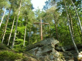 La croix du Schimberg domine le village et la vallée.