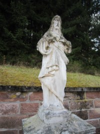 Une statue du Sacré-Cœur de Jésus domine la tombe de la famille Brunagel-Koelsch, dans le cimetière de Reyersviller.