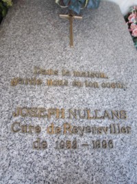 Curé de Reyersviller de 1953 à 1996, l'abbé Joseph Nullans est enterré au milieu du cimetière, dans une petite chapelle.