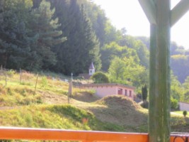 Le cimetière du village et le petit mausolée abritant la dépouille de l'abbé Joseph Nullans.