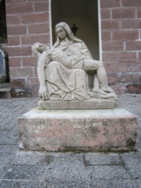 Auparavant située dans la chapelle du cimetière de Reyersviller, la statue de la Pietà est désormais située quelques mètres plus bas.