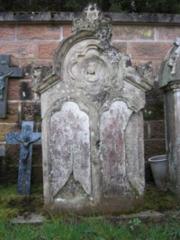 Vestiges de pierres tombales.