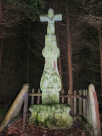 La seconde croix de chemin du plateau de Saint-Hubert est érigée en 1801. On la voit ici en 2009, avant sa remise en peinture l'année suivante.