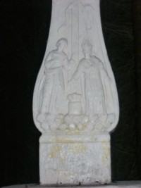 Saint Nicolas et sainte Anne sont représentés sur le fût de la croix.