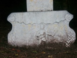 Un personnage difficilement reconnaissable, peut-être saint Wendelin, est représenté sur le socle de la croix.