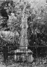 Dans les années 1980, la croix était encore entourée de grilles en fer forgé (photographie du service régional de l'inventaire de Lorraine).