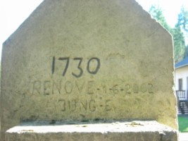 Au revers du chapiteau, les dates 1730 et 2002 indiquent les dernières restaurations de la croix.