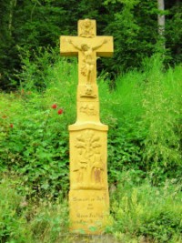 La croix élevée dans la première moitié du XIXe siècle à proximité du chêne des Suédois. Elle a depuis été repeinte dans un beige moins prononcé.