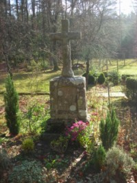 En bordure de la route de Bitche, une croix monumentale est érigée quelques dizaines de mètres après la sortie du village.