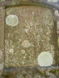 Une inscription figure sur le fût et précise les conditions d'érection de la croix.