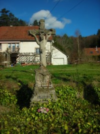 Une croix monumentale est leve en 1888 par le sculpteur Demmerle, install  Hoelling, prs du moulin de Reyersviller. En grs sculpt, il reprsente une Piet, ainsi qu'un amas de pierres et un tronc d'arbre. La croix est sculpte  l'imitation de la nature, dans le got et l'habitude de l'poque.