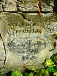 Sur le socle, une inscription précise les conditions d'érection de la croix.