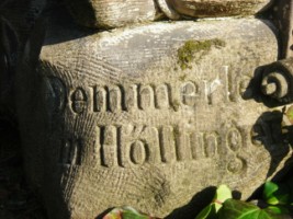 Le sculpteur Demmerle de Hoelling a signé la croix.