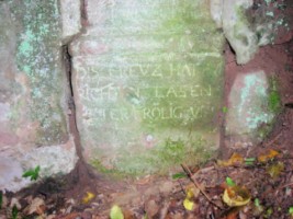 Le socle de la croix précise les conditions d'érection de la croix.