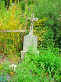 Une croix de chemin est élevée à l'entrée de la rue de Bitche, au pied d'une grotte de Lourdes.