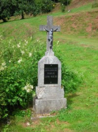 Une croix de chemin est élevée au XXe siècle par la famille Lang-Seiler, à l'entrée du village vers Siersthal.