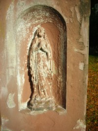 La Vierge de Lourdes trône au centre du fût.