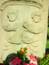 La partie inférieure du fût-stèle.