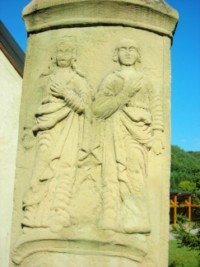 Le milieu du fût-stèle.