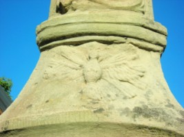 La partie supérieure du fût-stèle, à la jonction avec le croisillon.