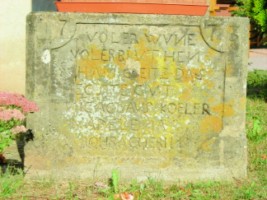 Le socle de la croix monumentale.
