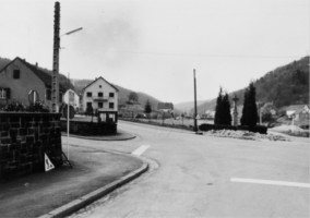 Avant son dernier déplacement, la croix se situait au croisement des rues de l'église et de la vallée (photographie du service régional de l'inventaire de Lorraine).