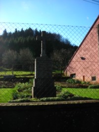 Une croix de chemin est située en bordure de la rue de la fontaine.