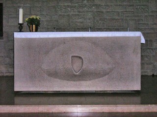 Le nouvel autel est réalisé en béton.